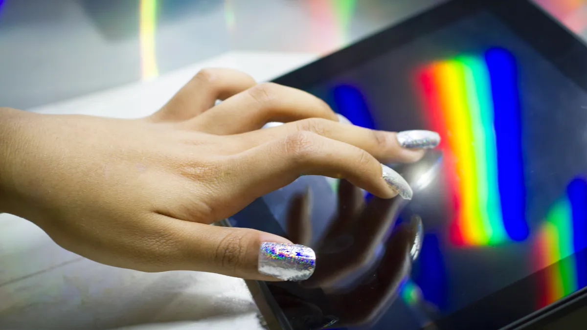 Nagellack macht Nägel zu Touchscreen‑Stiften